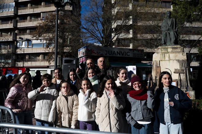 Galería | Entrega de premios literarios en la estatua de Gabriel y Galán