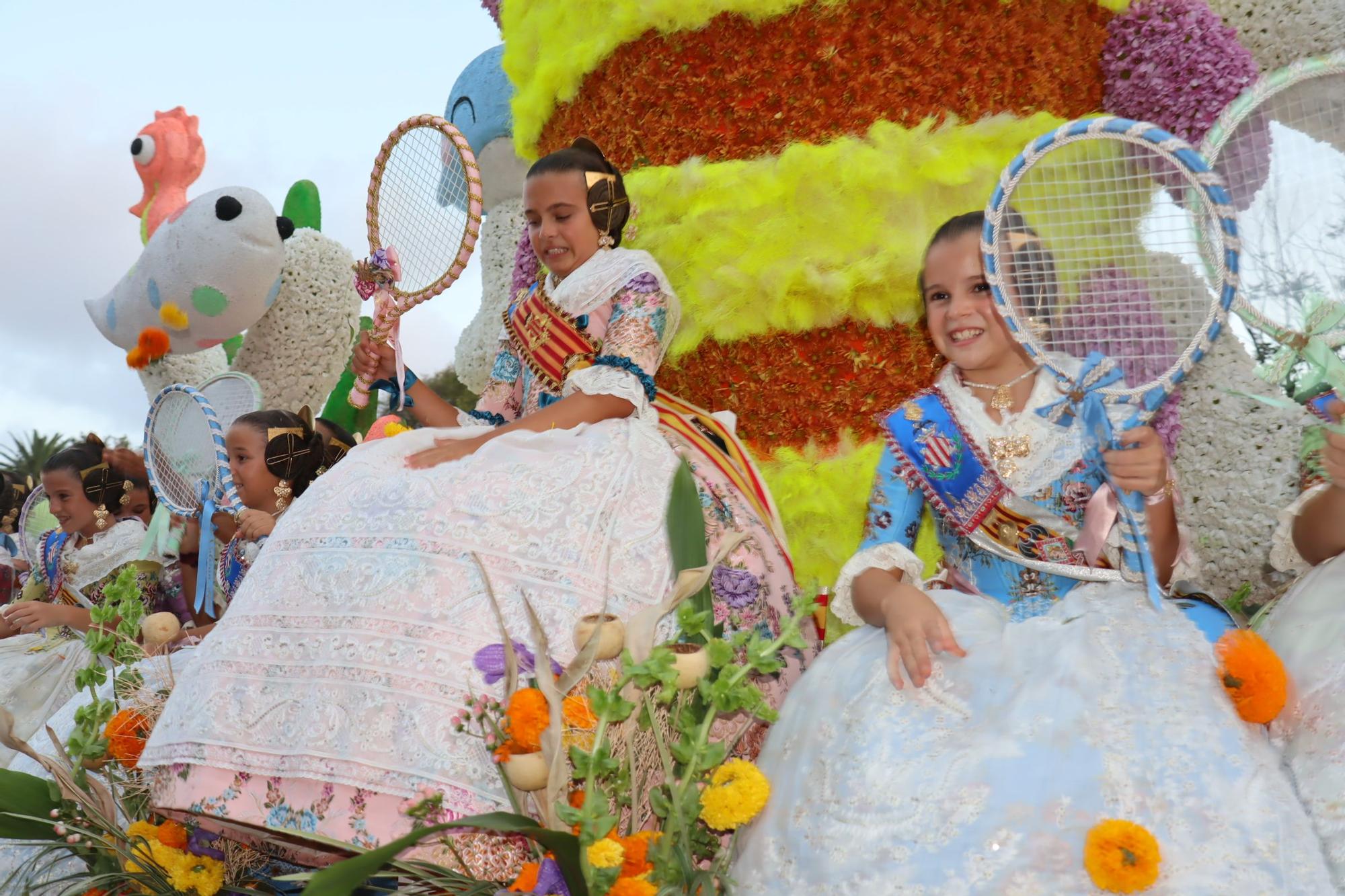 Los ciclos falleros de 2023 y 2024 se unen en la Batalla de Flores