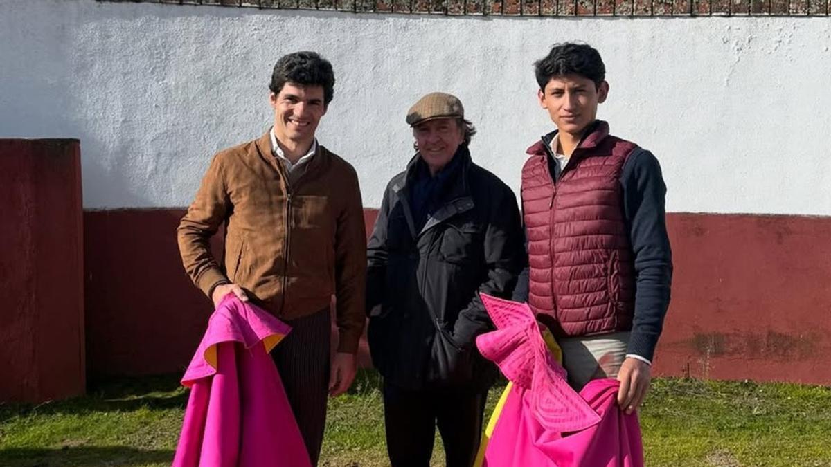 El maestro Curro Vázquez, en el centro, junto a Pablo Aguado y el joven novillero Osornio