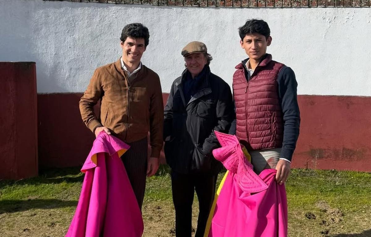 El maestro Curro Vázquez, en el centro, junto a Pablo Aguado y el joven novillero Osornio