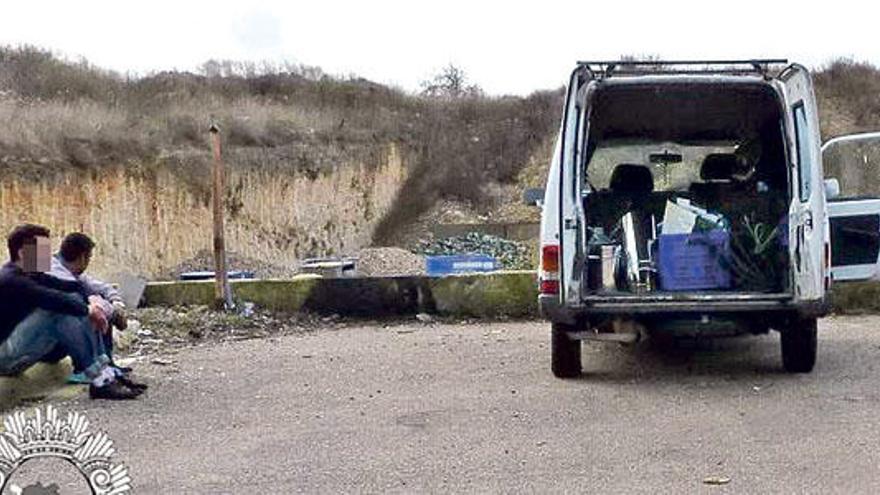 Los detenidos, junto a la furgoneta donde tenían las piezas robadas.