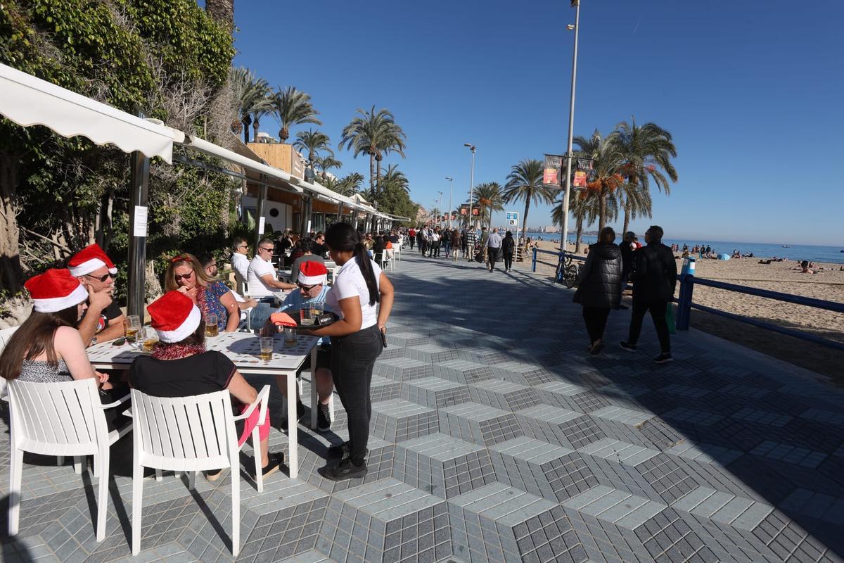 Las terrazas del paseo de Gómiz llenas este mediodía en Alicante.