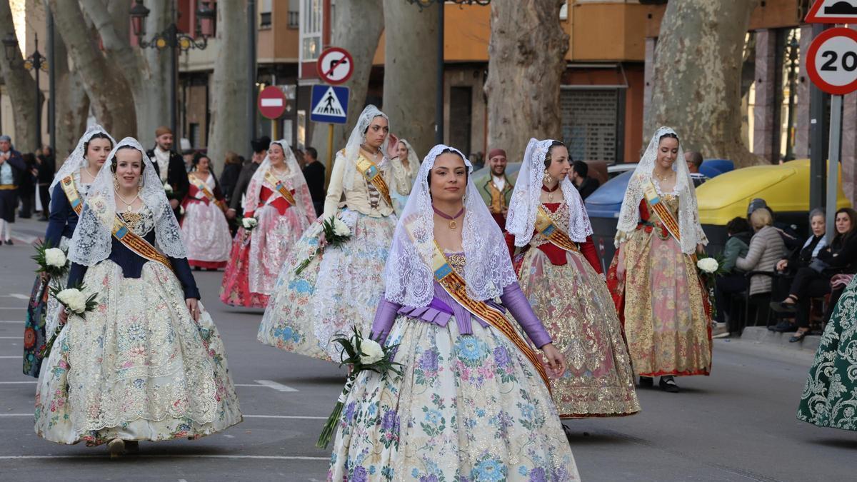 Multitudinaria Ofrenda a la Mare de Déu de la Seu en Xàtiva