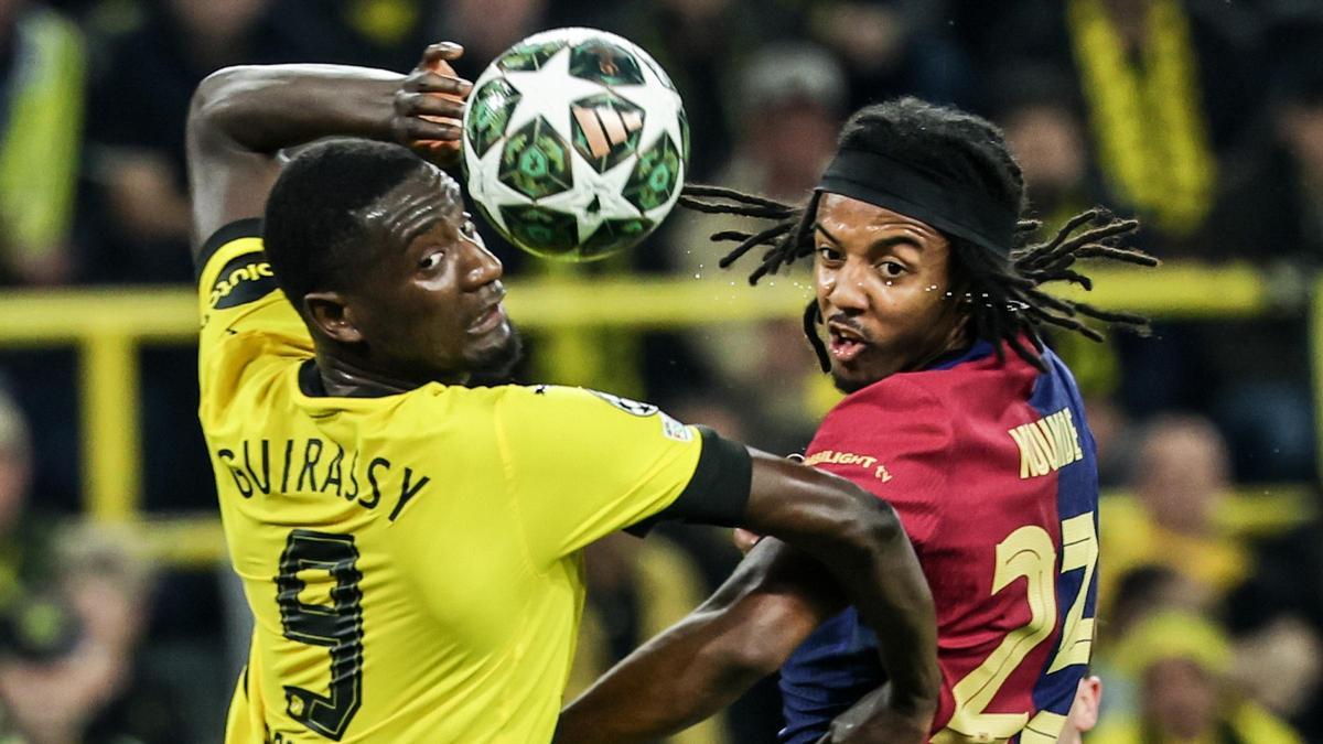 Ghirassy y Koundé pelean por un balón aéreo durante el Dortmund-Barça.