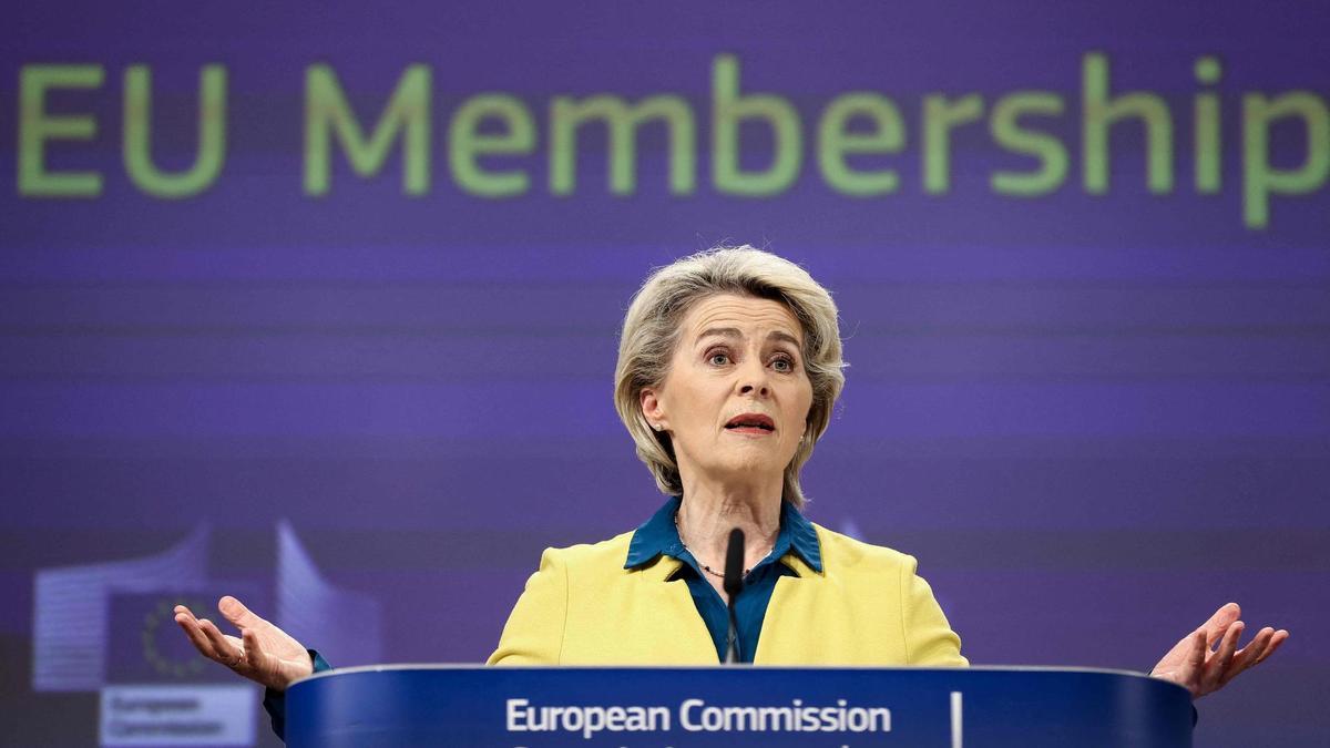 Von der Leyen vestida con los colores de la bandera de Ucrania.