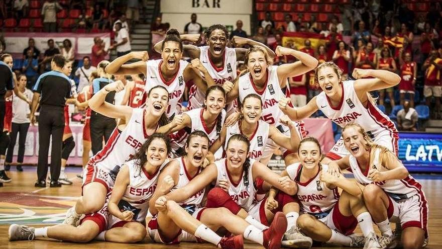 Las jugadoras de la selección española sub 18 celebran el pase a la final. // FdV