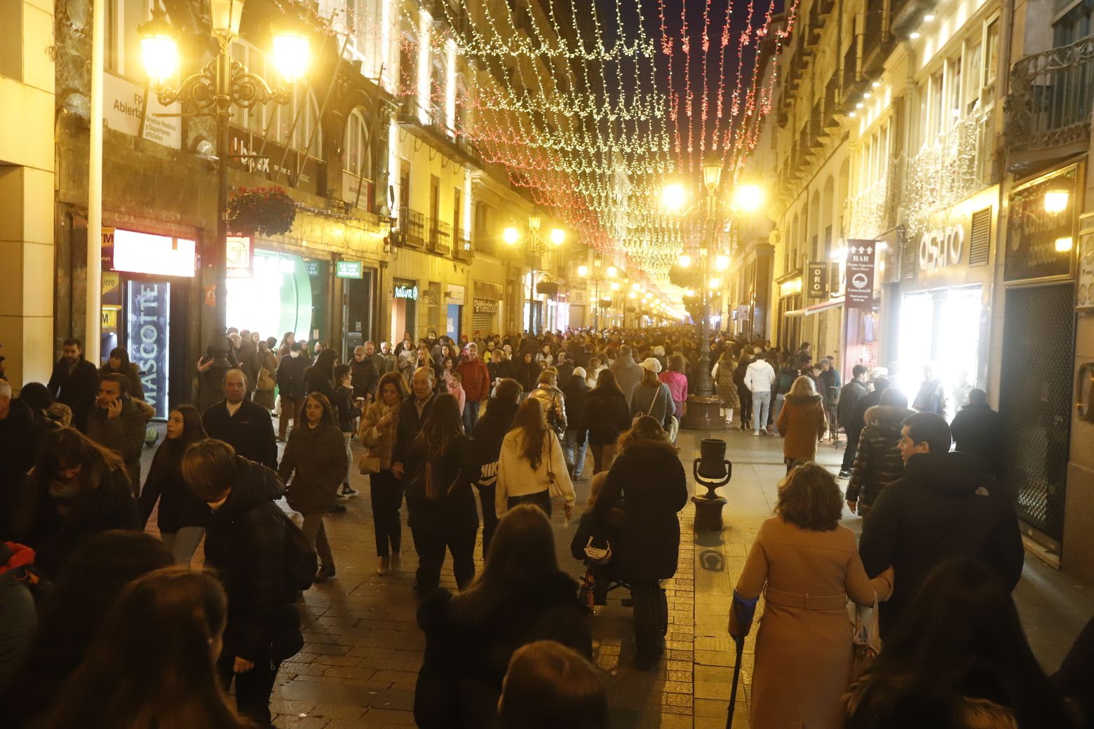 Gran ambiente navideño en la Plaza del Pilar de Zaragoza aprovechando el día festivo