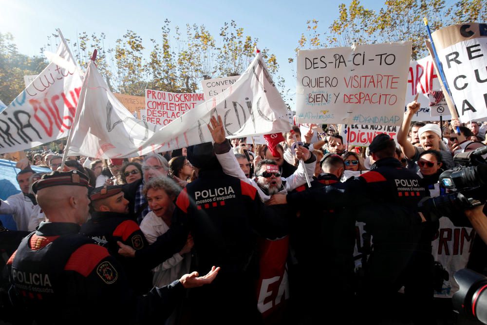 Les protestes de bombers i metges arriben al Parlament