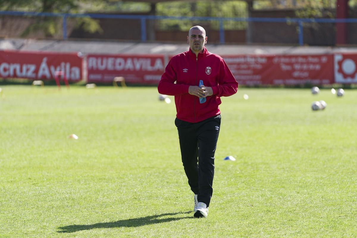 ÁVILA (ESPAÑA), 25/04/2025.- El exguardamenta del Barcelona Víctor Valdés durante su primer entrenamiento este viernes como nuevo entrenador del Real Ávila, que milita en el grupo primero de Segunda Federación, tras la destitución de Miguel de la Fuente. EFE/ Raúl Sanchidrián