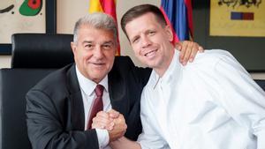 Szczesny, junto a Laporta.