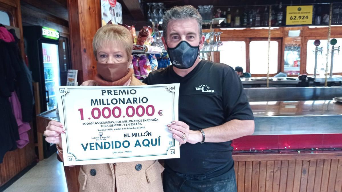 Pilar Mateu y Domingo Riera, responsable de la oficina de apuestas online y propietario del bar restaurante Lina, muestran el boleto ganador