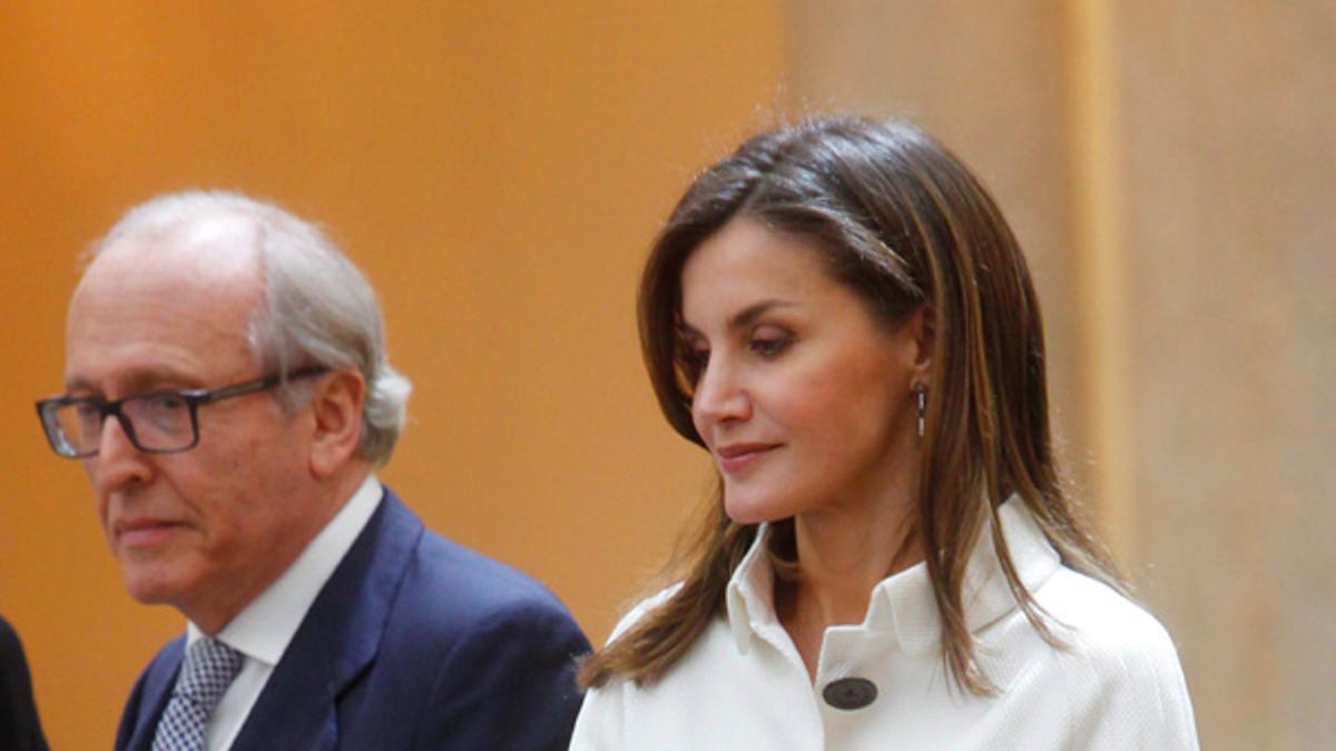 Reina Letizia: el botón que nos ha desvelado la firma de su chaqueta de Varela favorita (que no era de Varela)