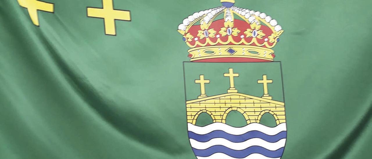 Vila de Cruces  |  Su color predominante es el verde. Sobre el fondo en este color se aprecia el escudo del concello. En el blasón aparece, de sinople, un puente de oro a dos aguas sobre ondas de palta y azul, además de tres cruces de oro y una corona real cerrada. Además, en el ángulo superior izquierdo de la bandera, se divisan, una distinta altura del resto, tres cruces amarillas.