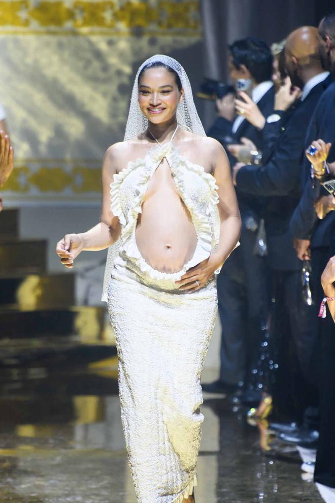 Shanina Shaik luce embarazo con vestido de novia en el desfile de la Gala amfAR