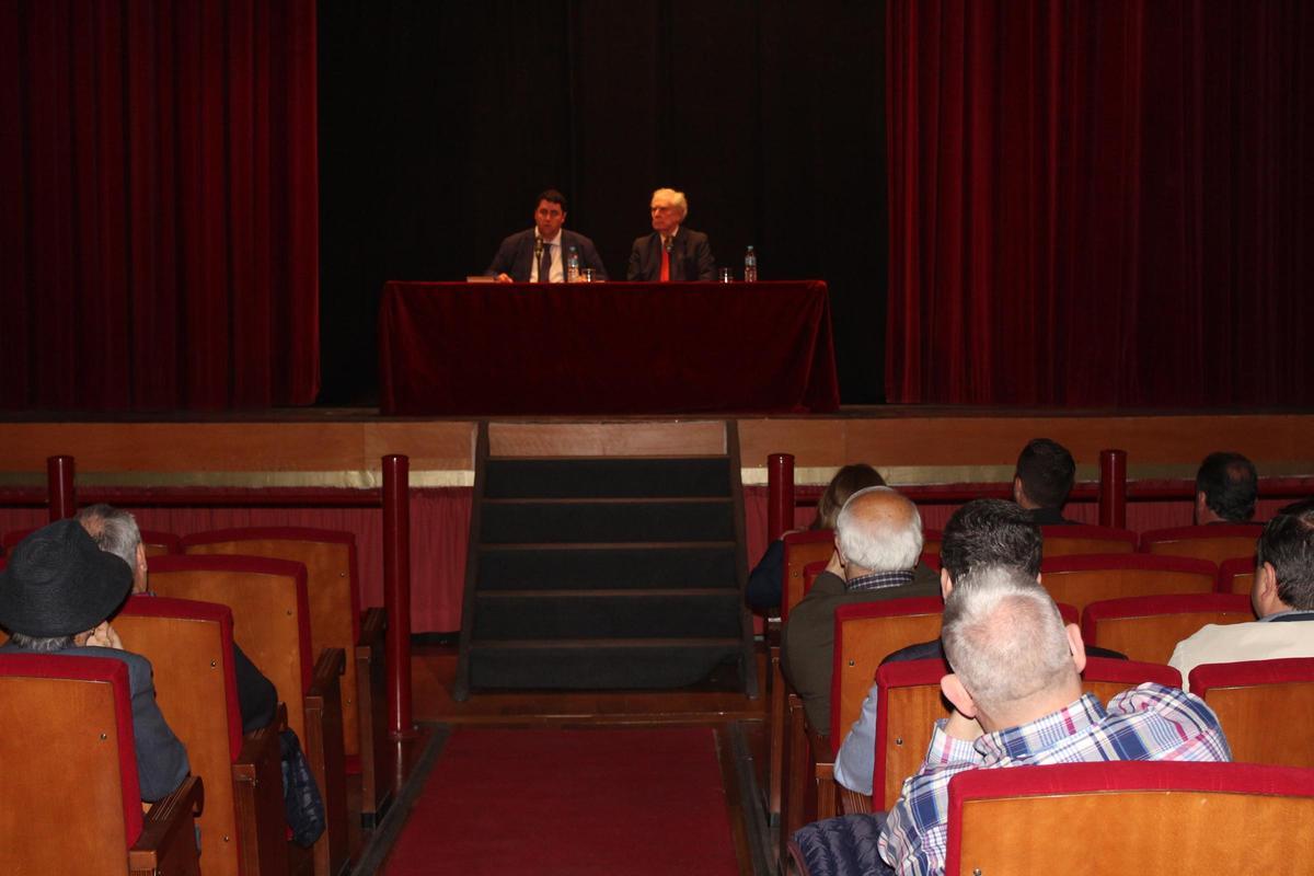 Rupérez, junto al alcalde, David García, durante la conferencia celebrada este martes por la tarde.