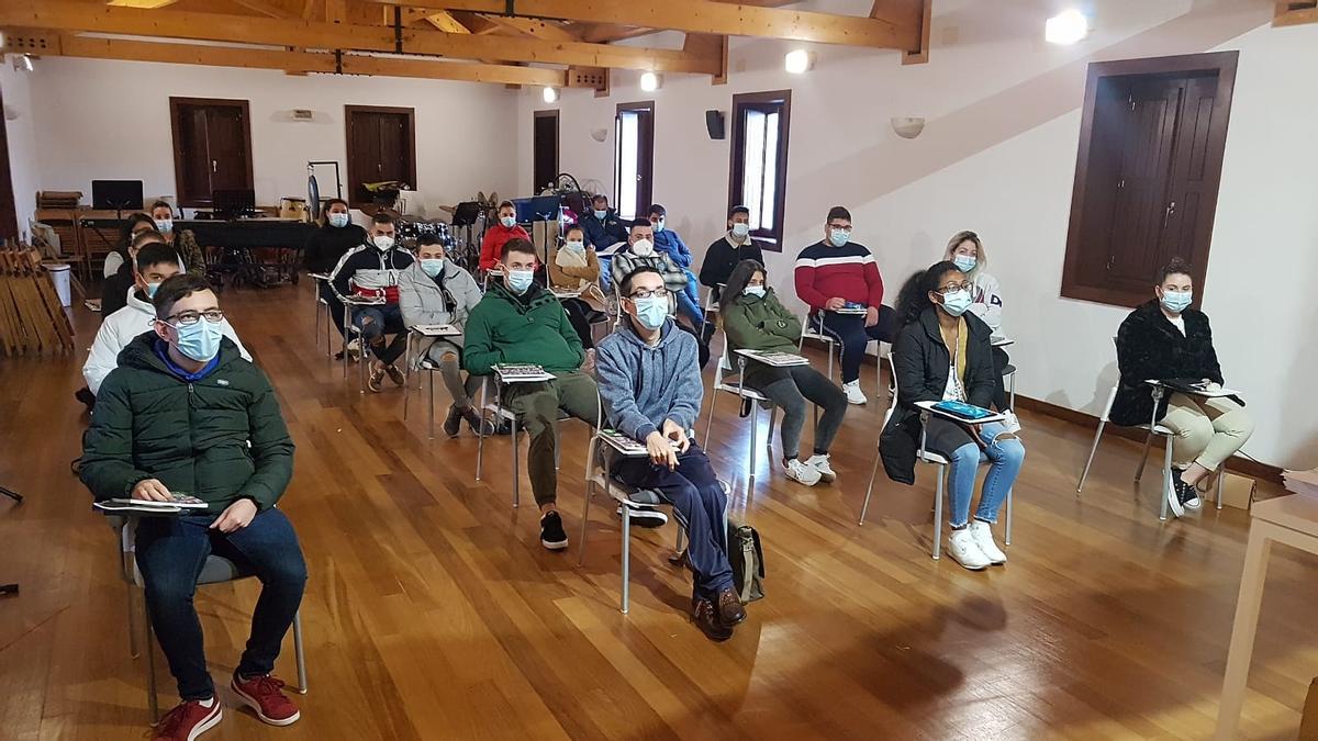 Los alumnos del &quot;obradoiro&quot; en una de las clases.