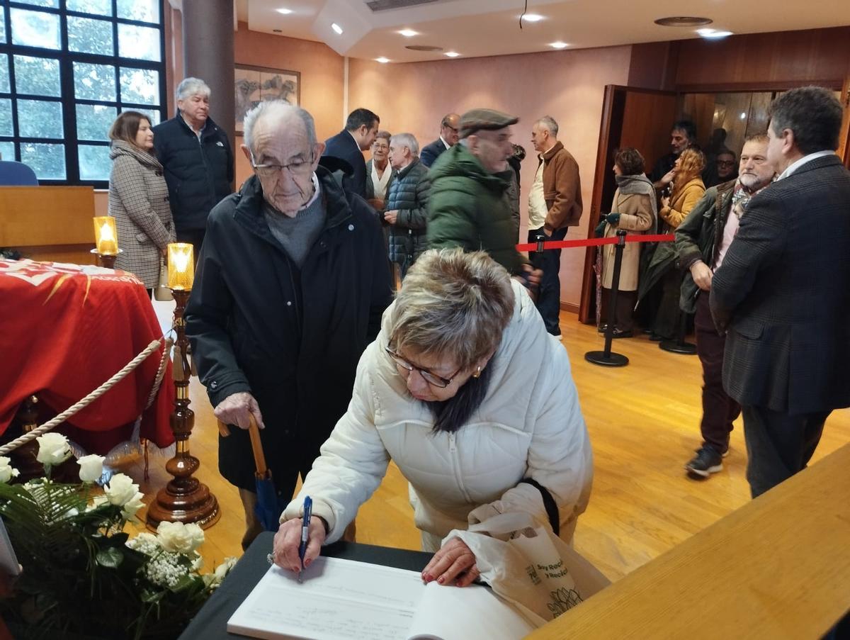 María Jesús Ferreiro y José Manuel Suárez firman en el libro de condolencias.