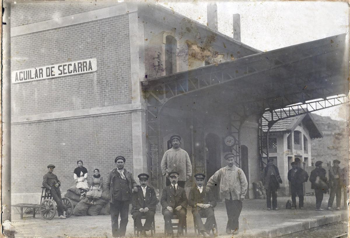 L'estació d'Aguilar en ple funcionament, a la dècada dels anys 20