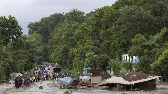 Les autoritats del Nepal eleven a 177 els morts al seu territori per la riuada