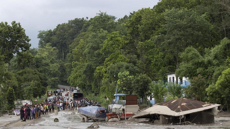 Au moins 180 morts et près de 1 400 disparus après l'inondation dévastatrice entre le Népal et le Tibet