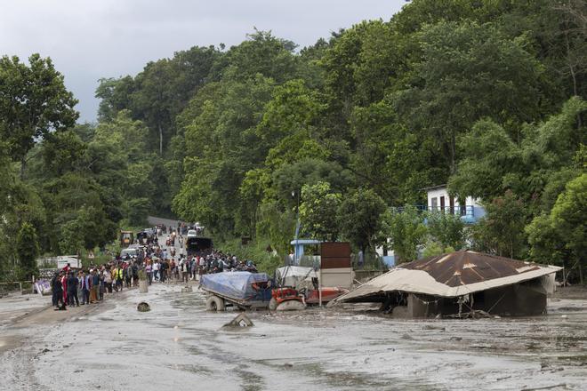 Al menos 180 muertos y casi 1.400 desaparecidos por la devastadora riada entre Nepal y el Tíbet