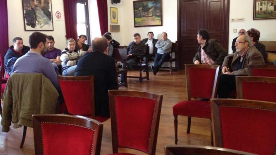 Hosteleros y representantes municipales, durante la reunión, en Pravia.