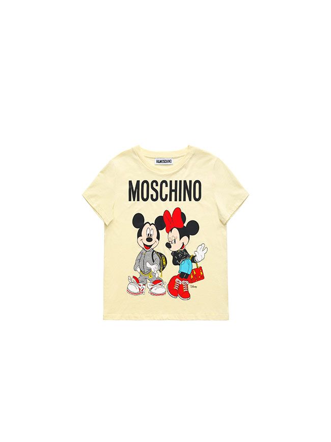 Todas las imágenes de la colección de Moschino x H&amp;M: camiseta con logo y Mickey y Minnie Mouse