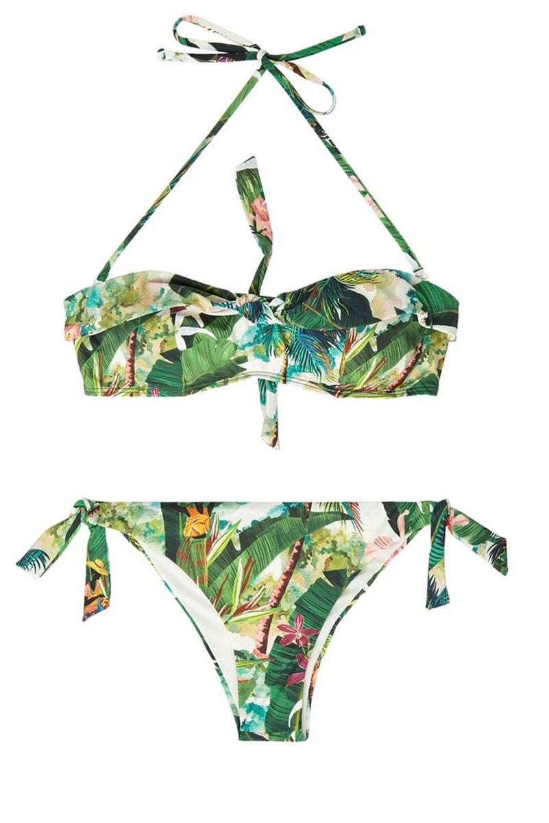 Un bikini tipo bandeau con estampado tropical