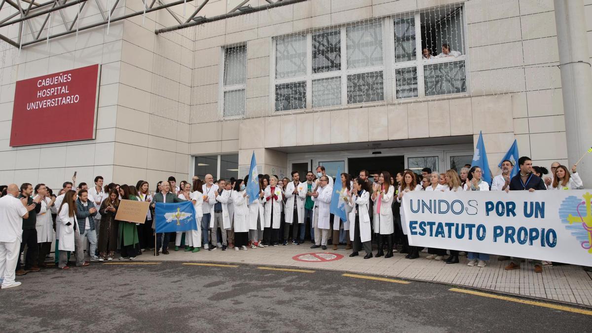 VÍDEO: Concentración en el Hospital de Cabueñes en la segunda jornada de la huelga de médicos