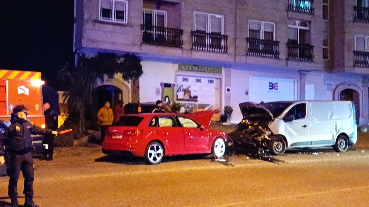 El coche tras impactar con la furgoneta en la Avenida de Redondela de Chapela. / Antonio Pinacho