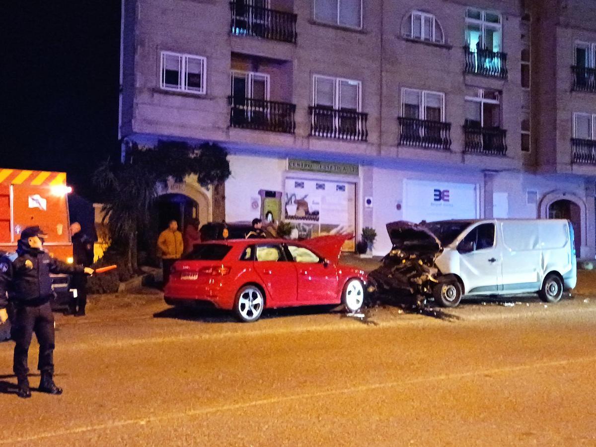 El coche tras impactar con la furgoneta en la Avenida de Redondela de Chapela. / Antonio Pinacho