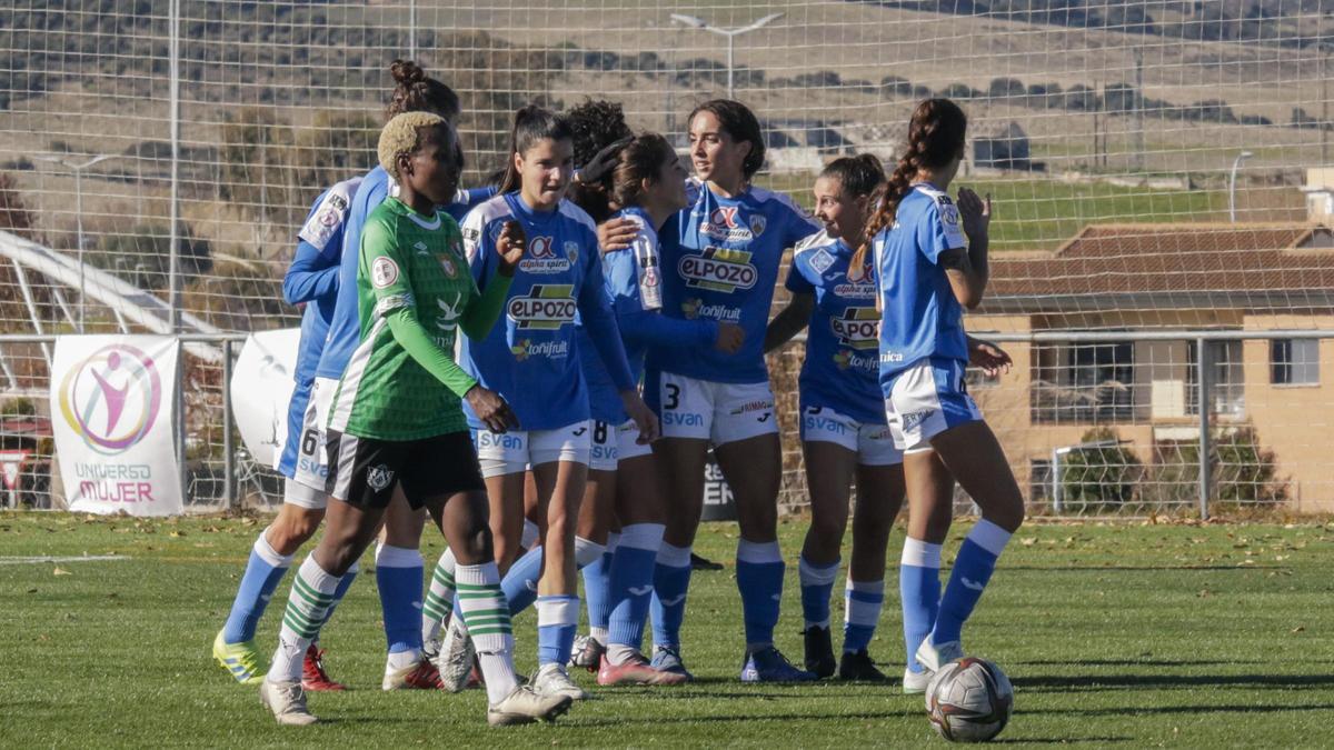 Nomvula, junto a las jugadoras del Alhama, en el último partido de Cacereño Femenino.