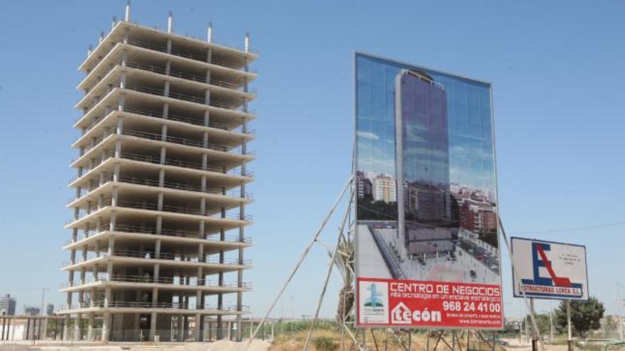 Torre Norte, en Juan de Borbón, lleva varios meses ya paralizada y la estructura no ha llegado a terminarse.