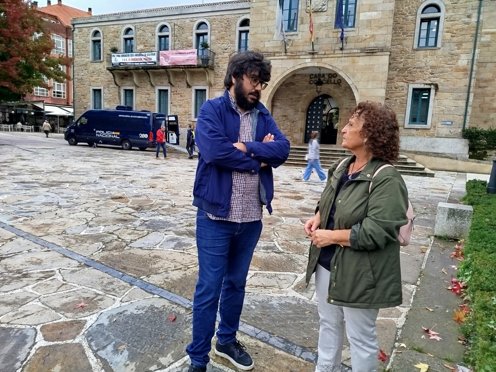 Ricardo Suárez e Mari Insua na praza do concello de Noia.