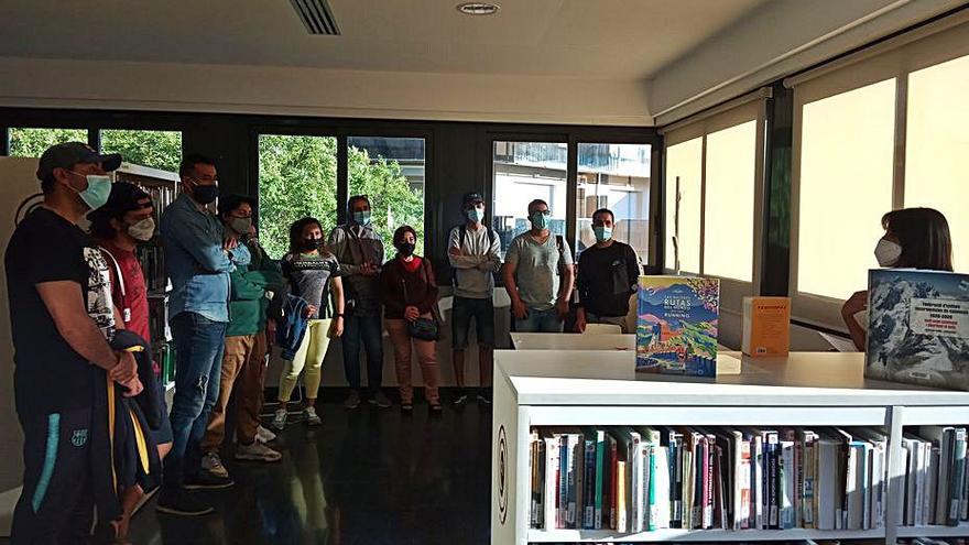 L’alumnat del curs Bàsic 1 del CFA Jacint Carrió de Manresa visiten la biblioteca Ateneu Les Bases | ARXIU PARTICULAR