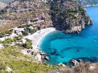 La cala de la Granadella de Xàbia deslumbra en septiembre
