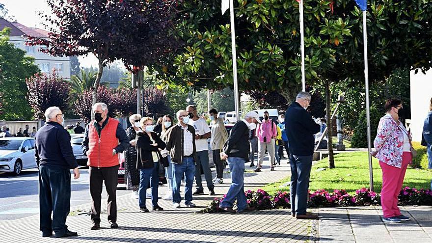 Cola, ayer, para apuntarse a la verbena piloto de Arteixo.  |  // C. PARDELLAS