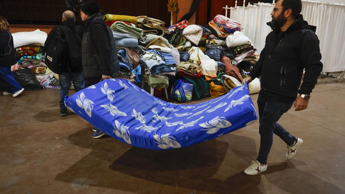 Vecinos de Adamuz (Córdoba) ayudan con mantas y colchones para acoger a los familiares de las víctimas del accidente ferroviario.