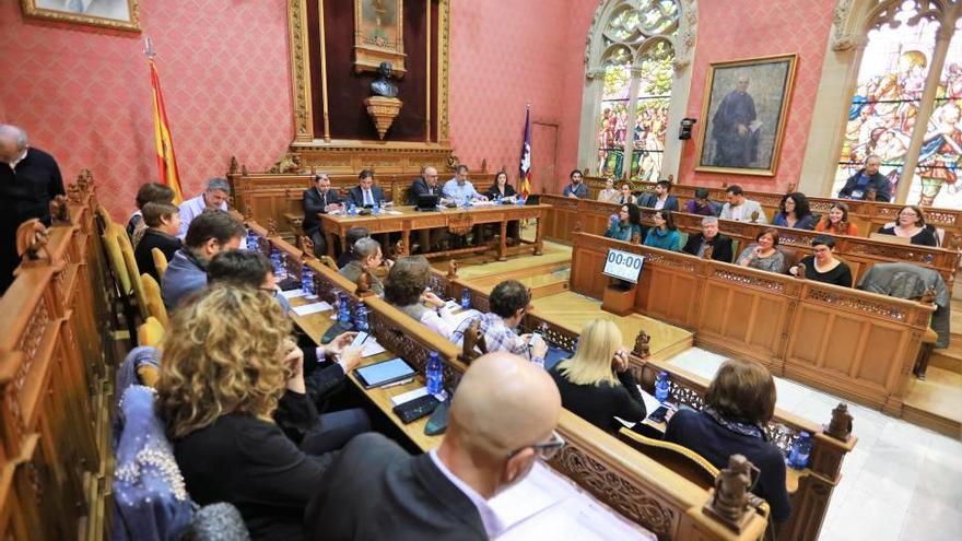 Imagen del pleno del Consell que ayer aprobó rescatar el túnel de Sóller.