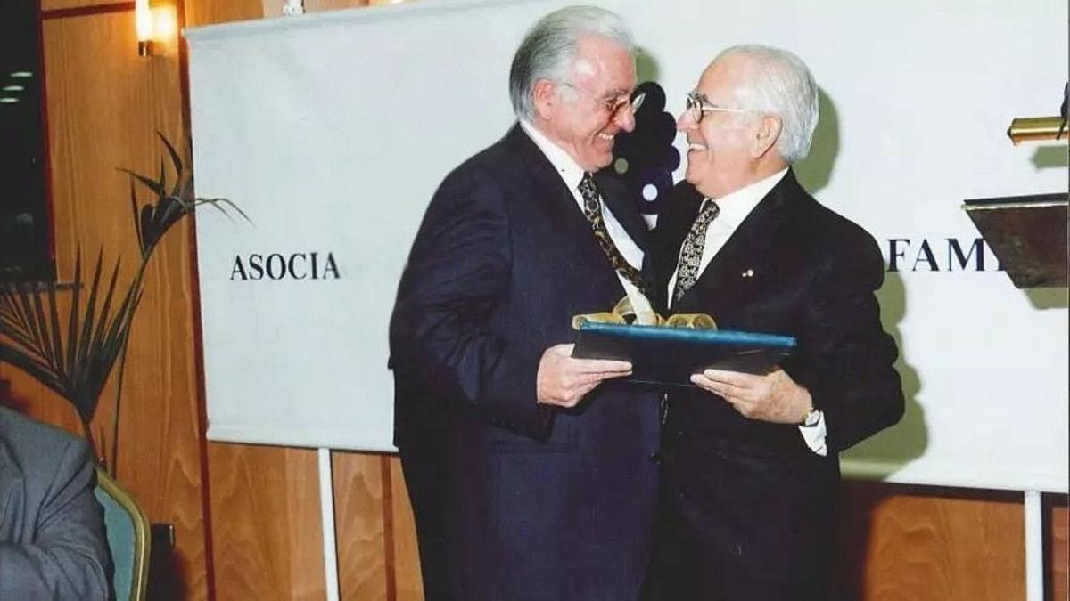 Luis Torregrosa recibió el premio de AEFA por Manuel Peláez, fundador y primer presidente de AEFA.
