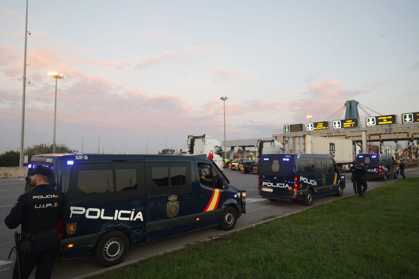 Normalidad en Mercavalencia y el Puerto durante las primeras horas de la huelga de transportistas