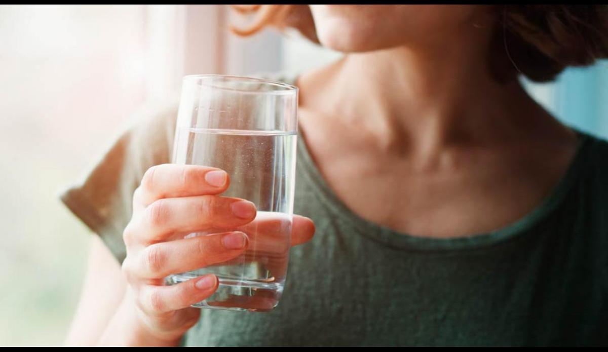 Bebe mucha agua durante todo el día para ayudar a eliminar toxinas del cuerpo y mantener una buena hidratación.