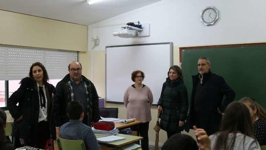 Cores Tourís y Luisa Piñeiro durante su visita de ayer al centro. // FdV