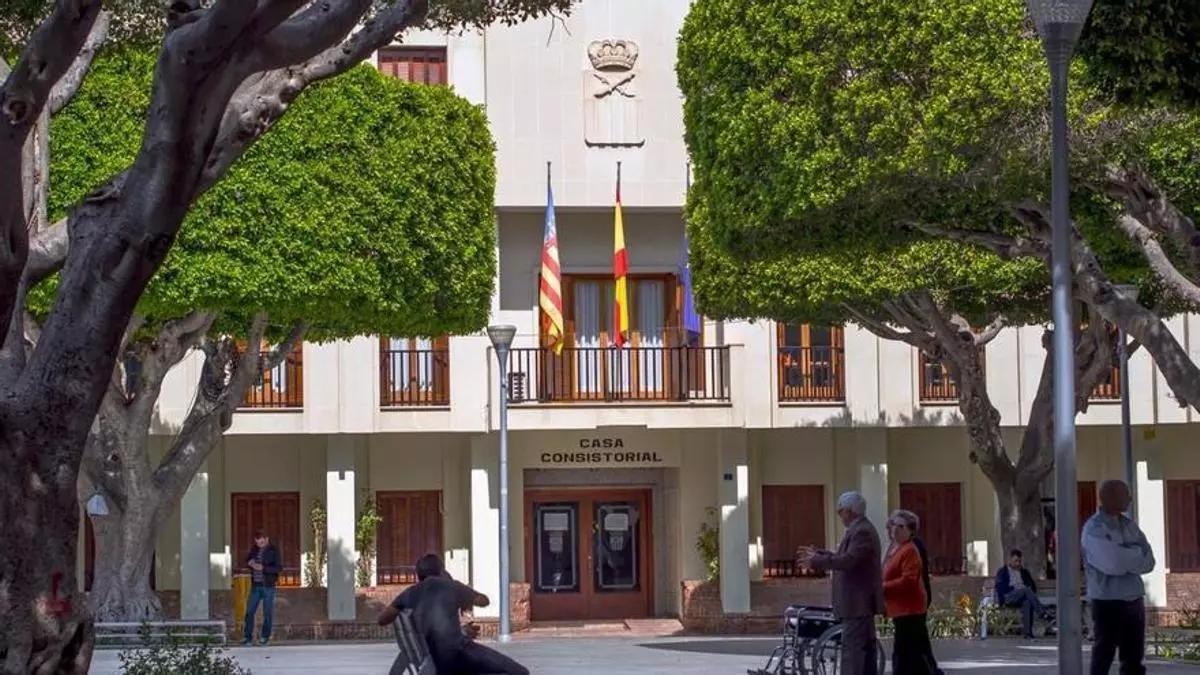 Fachada principal del Ayuntamiento de Almoradí