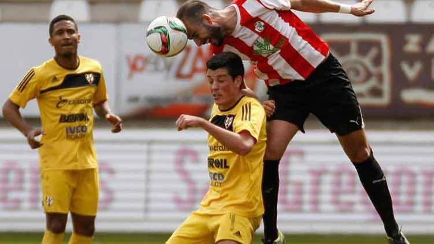 Josema cabecea un balón tras superar a un rival.