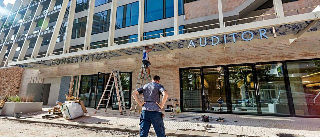 Arriba, estado de las obras del Centro Cultural y, abajo, antiguas instalaciones del conservatorio. | DAVID REVENGA