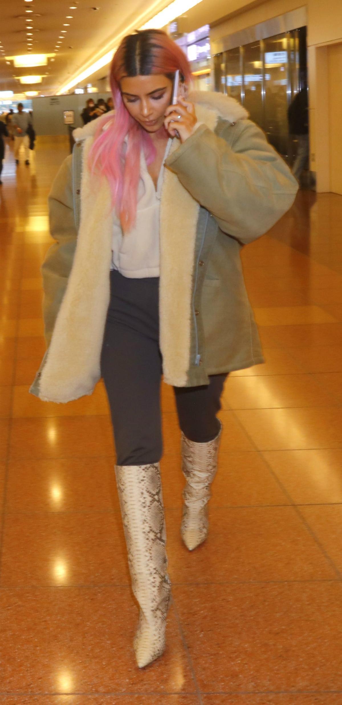 Kim Kardashian sale con su pelo rosa
