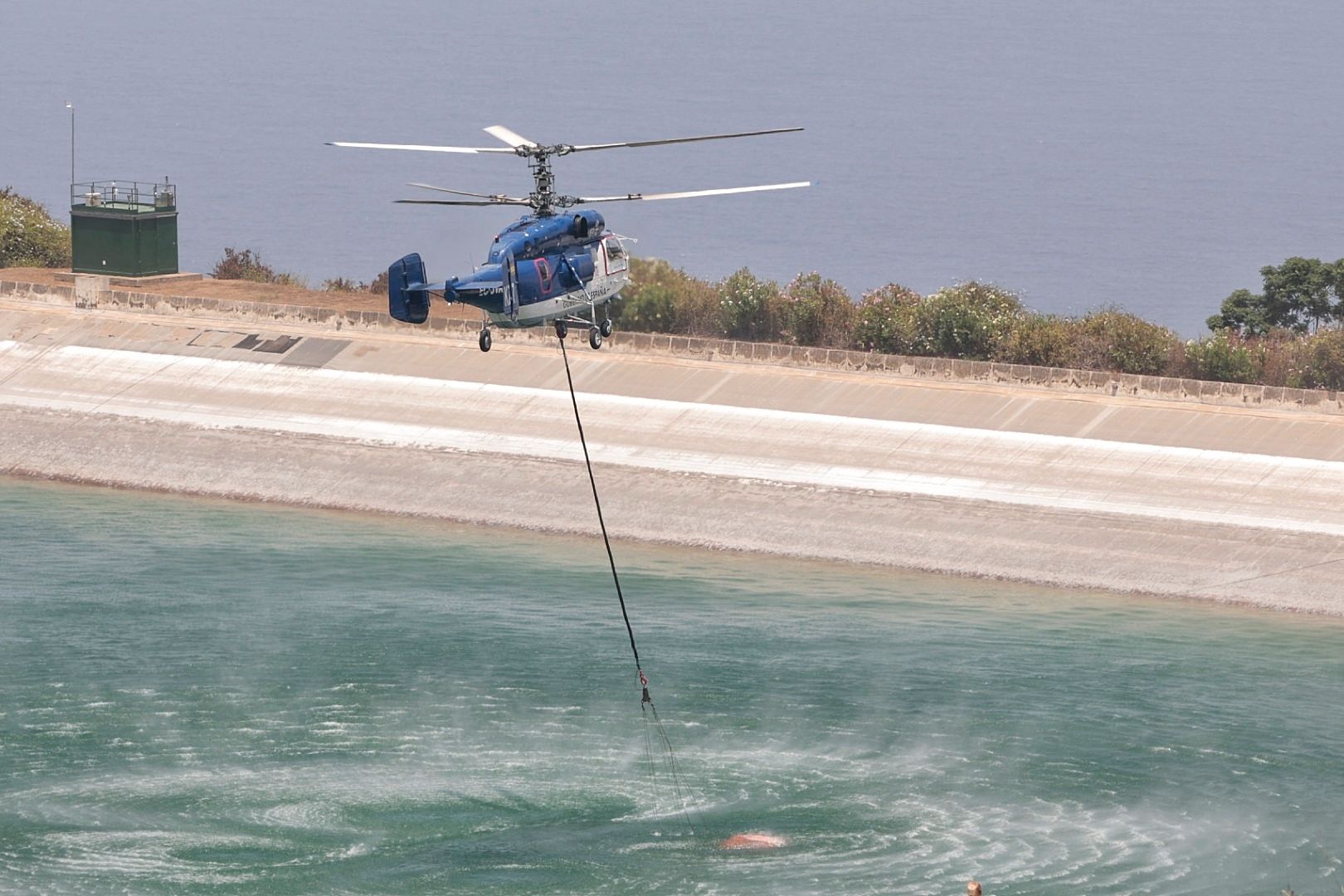 Recarga del helicóptero que lucha contra el incendio de Tenerife en una balsa de Los Realejos