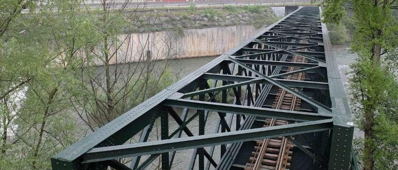 El puente de acceso a la estación de Mieres, tras su rehabilitación.