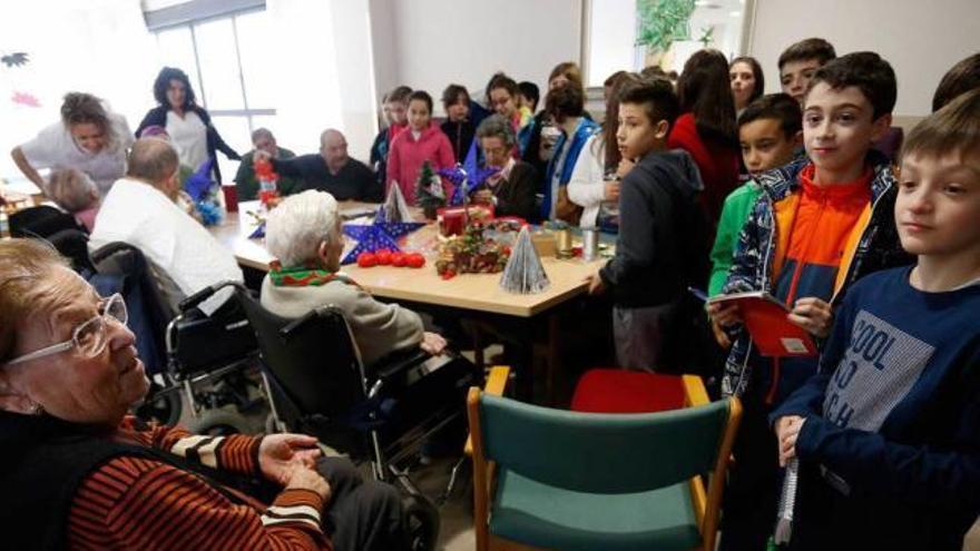 Participantes en la actividad conjunta de niños y mayores.